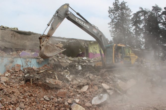 Depremde yıkılma riski taşıyan okul yıkılıyor