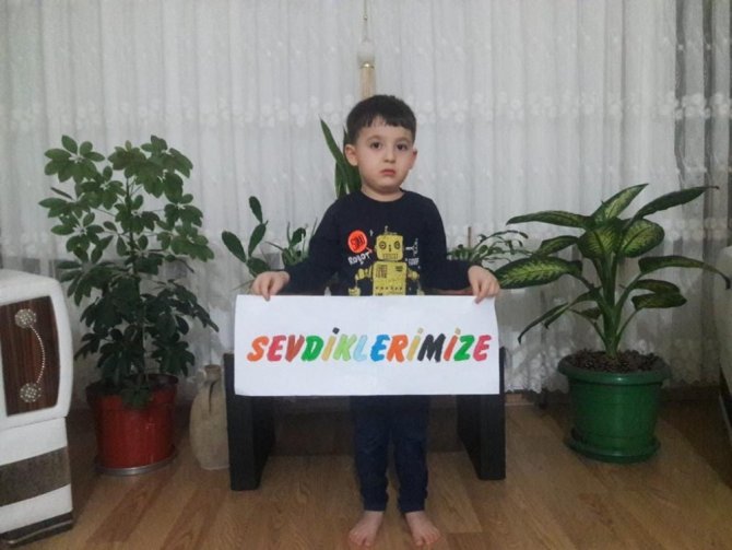 Minik öğrencilerden Türkiye’de “Evde Kal” mesajı