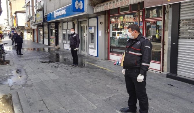 Tatvan'da banka ve market önlerinde güvenlik önlemleri alındı