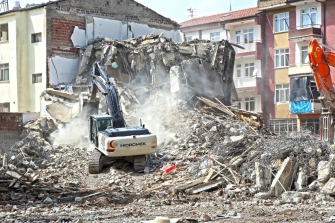Elazığ’da depremde hasar gören bir mahallede daha yıkım başladı