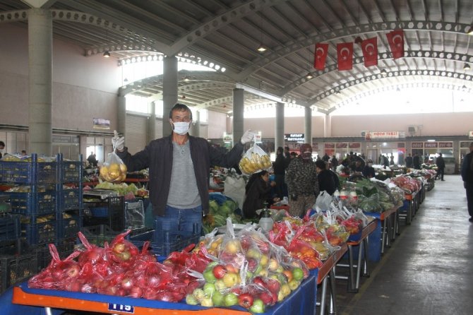 Kuyucak Belediyesi pazaryerlerinde esnafa maske dağıttı