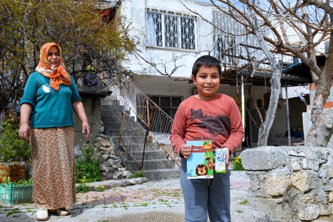 Mersin’de korona virüs salgını sürecinde sütler, çocuklara evlerinde ulaştırılıyor