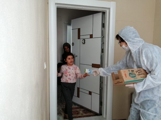 Mersin’de korona virüs salgını sürecinde sütler, çocuklara evlerinde ulaştırılıyor