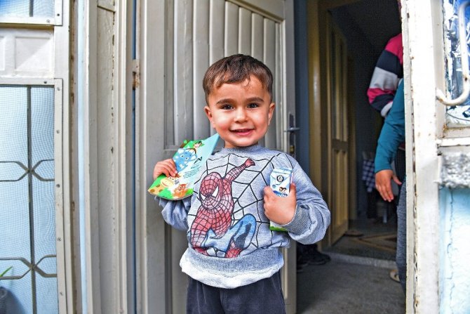 Mersin’de korona virüs salgını sürecinde sütler, çocuklara evlerinde ulaştırılıyor