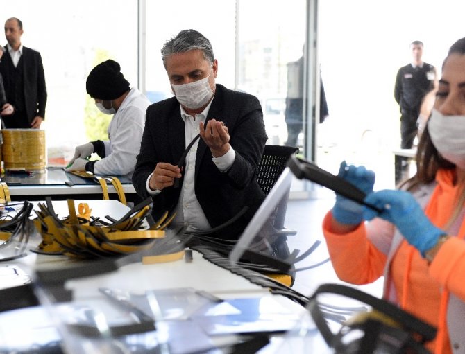 Muratpaşa 13 bin 850 adet siperlikli maske dağıttı