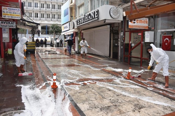 Şehzadeler Belediyesi sevgi yolları ve eczaneleri dezenfekte etti