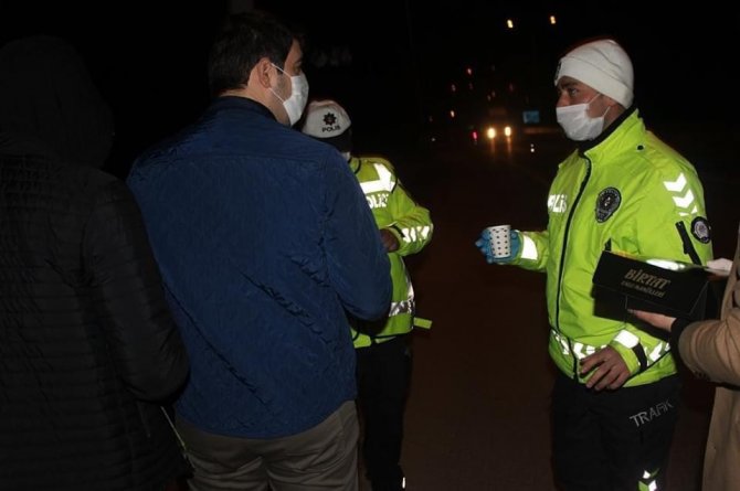 Soğuktan görev yapan polis ve sağlık çalışanlarına çay ve tatlı ikramı