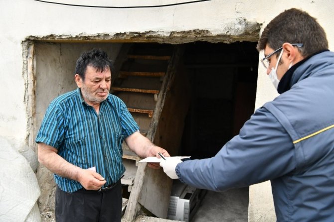 Isparta’da sosyal yardım ödemeleri vatandaşların evlerinde yapılıyor