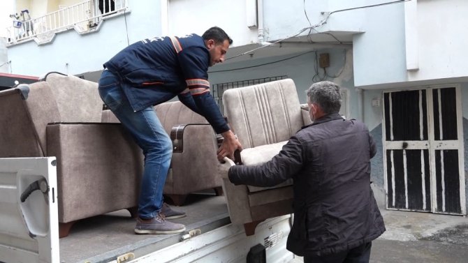 Akdeniz Belediyesi, zor durumdaki ailelerin yardımına koşuyor