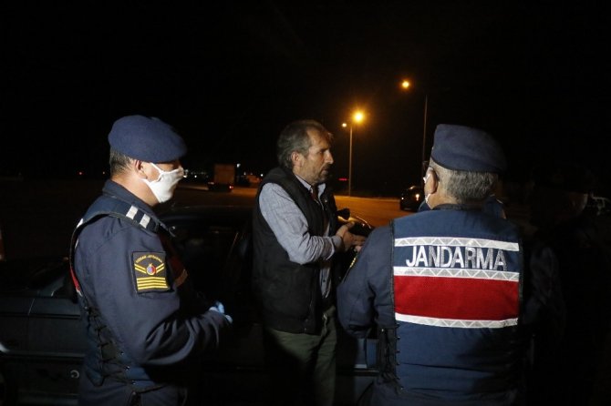 Antalya’da özel araçların kente giriş yasağının ardından çıkış yasağı da başladı
