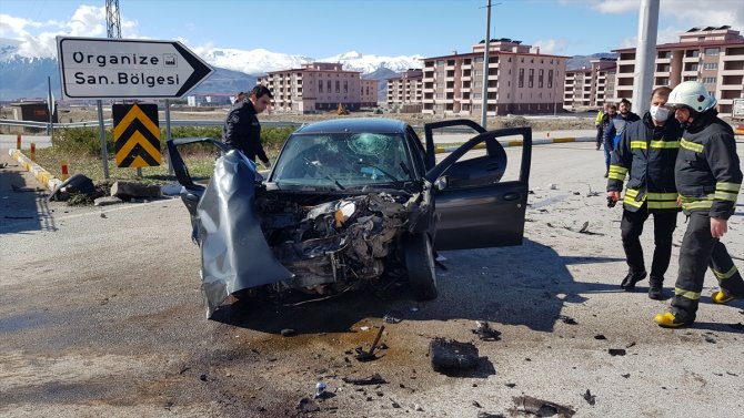 Erzincan'da çekiciyle otomobil çarpıştı: 3 yaralı