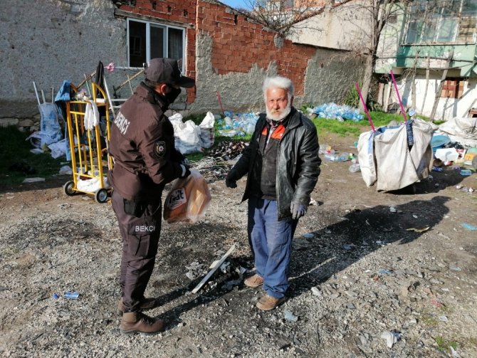 İhtiyaç sahibi ve sokağa çıkamayan yaşlı vatandaşların evine ekmek dağıtımı