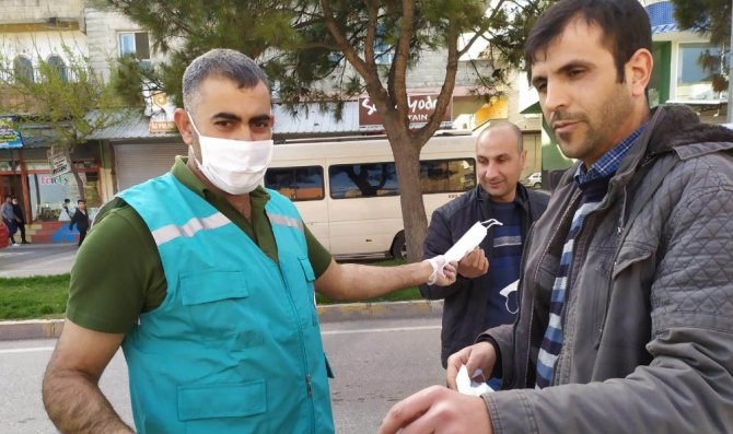 Eyyübiye Belediyesi ücretsiz maske dağıtmaya devam ediyor