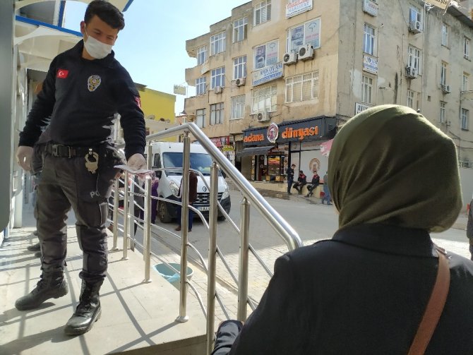 Polisten, Suriyeli vatandaşlara ATM desteği