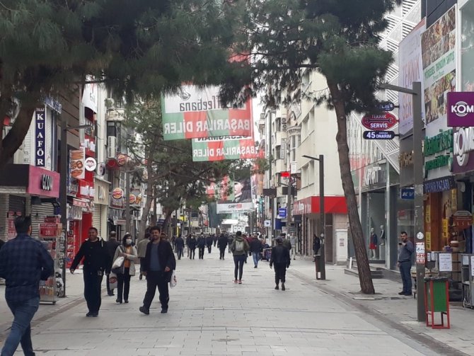 Uyarılara aldırış etmeyen vatandaşlar Karşıyaka’da sokakları doldurdu
