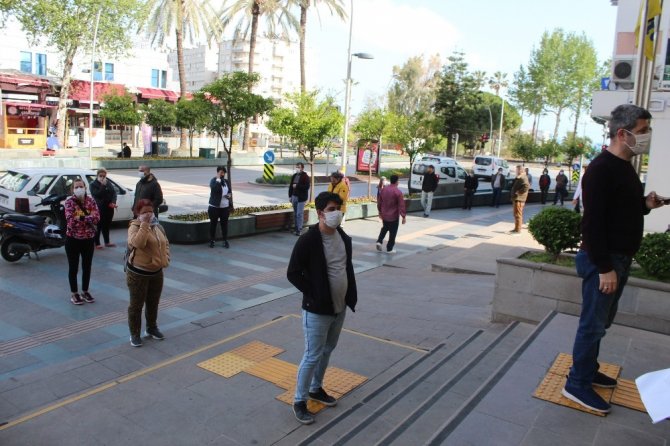 Antalya’da PTT önündeki örnek sosyal mesafeli yoğunluk