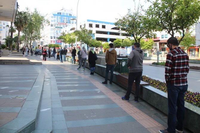 Antalya’da PTT önündeki örnek sosyal mesafeli yoğunluk