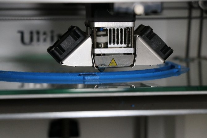 Lise öğretmenleri 3D yazıcı ile 7 gün 24 saat siperlik üretiyor