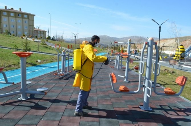 Bünyan Belediyesi parkları dezenfekte ediyor