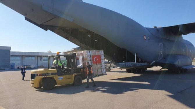 MSB: "COVID-19 ile mücadelede kullanılacak sağlık malzemelerini taşıyan uçağımız Kosova’ya ulaştı. Uçağımızı Sağlık Bakanı Arben Vitia, Kosova Altyapı, Ulaştırma Bakanı Lumir Abdixhiku, Kosova Cumhurbaşkanı Politik Danışmanı