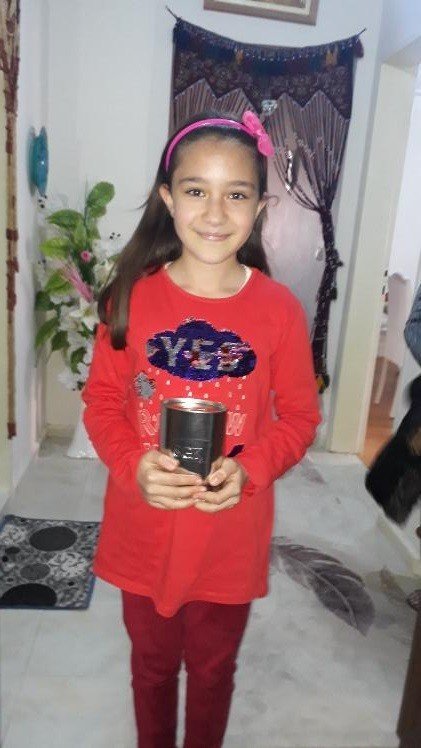 Minik kız biriktirdiği parasını ‘Biz Bize Yeteriz Türkiyem’ kampanyasına bağışladı