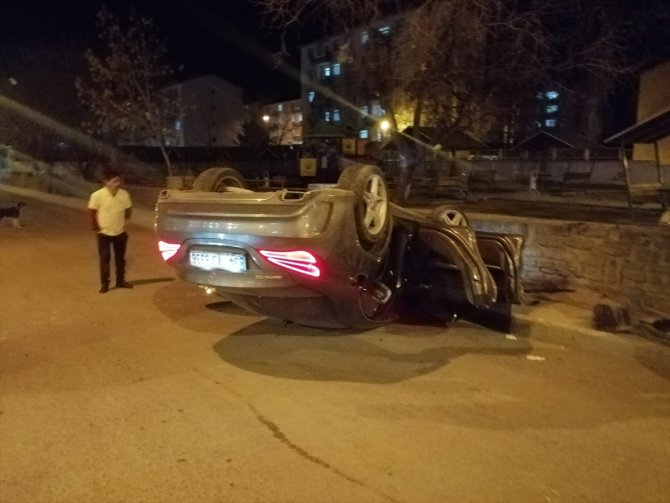 Kars'ta kaza yapan otomobil ters döndü