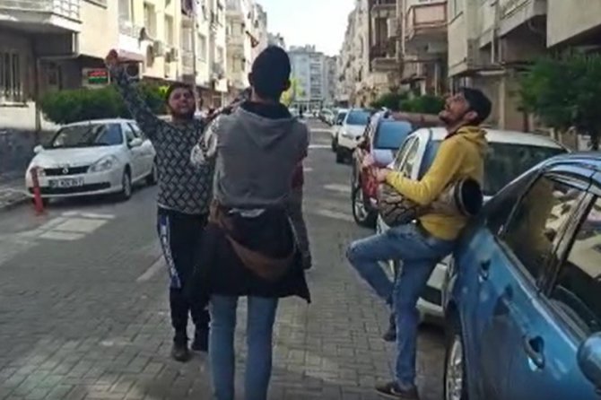 Koronayı hiçe sayıp darbuka çalarak para toplayan gençleri polis affetmedi