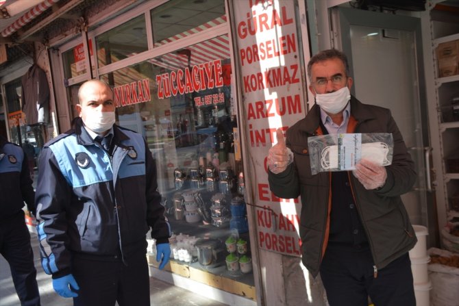 Tatvan Belediyesi esnafa ücretsiz maske dağıttı