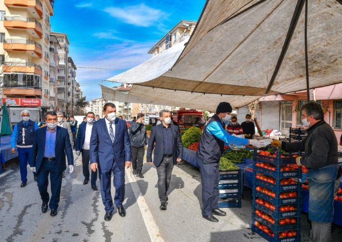 Gürkan pazarı ziyaret edip maske dağıttı