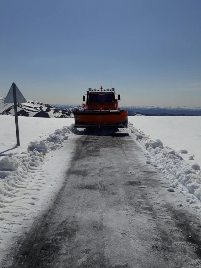 Bayburt-Trabzon arasında baharda karla mücadele