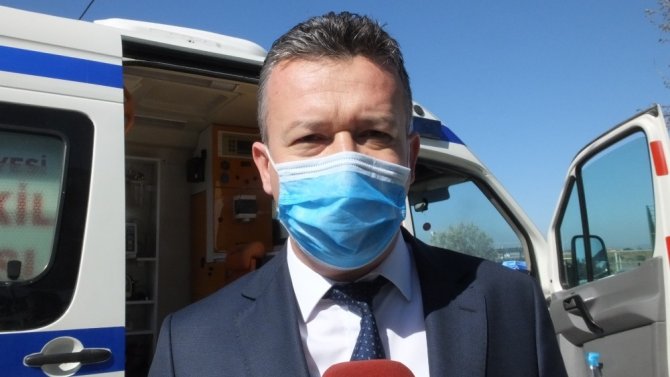 Burhaniye’de belediye ambulanslar için dezenfekte alanı oluşturdu