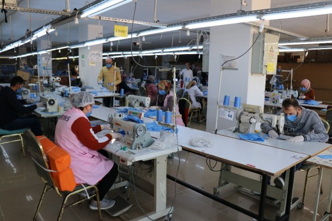 Bolu’da, giyim işi yapan fabrika günlük 15 bin maske dikiyor