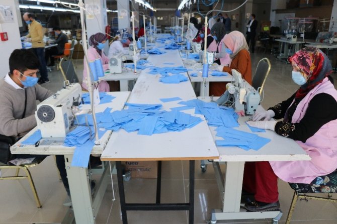 Bolu’da, giyim işi yapan fabrika günlük 15 bin maske dikiyor