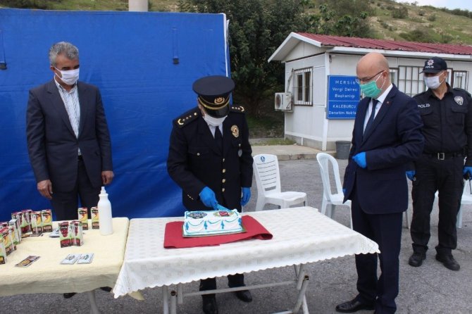 Polis noktasında pastalı kutlama