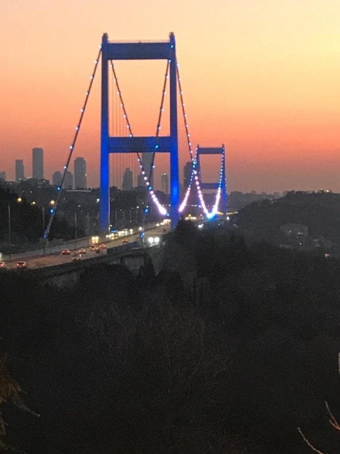 Boğaz Köprüleri polisler için mavi-beyaz ışıkla aydınlatıldı