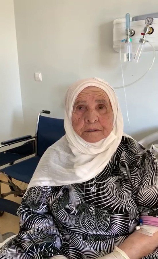 İstanbul’da korona virüsü yenen 93 yaşındaki Alye nine alkışlarla taburcu oldu