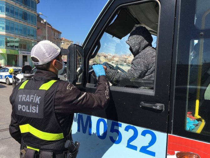 Kadıköy’de trafik polisleri, korona virüs denetimlerini sıklaştırdı