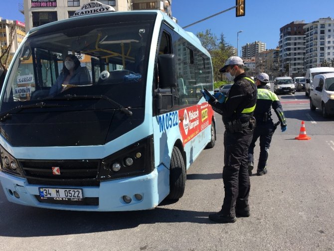 Kadıköy’de trafik polisleri, korona virüs denetimlerini sıklaştırdı