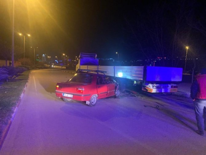 Karabük’te otomobil park halindeki tıra çarptı: 4 yaralı