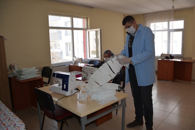 Patnos Halk Eğitim Merkezi'nde usta öğreticiler gönüllü maske üretiyor