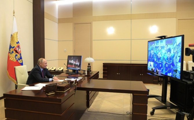 Putin, uzaydaki kozmonotlarla canlı bağlantı ile görüştü