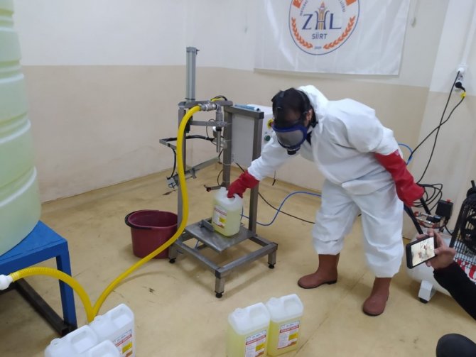 Siirt’te kimya öğretmenleri el ele verip korona virüse karşı dezenfektan üretti