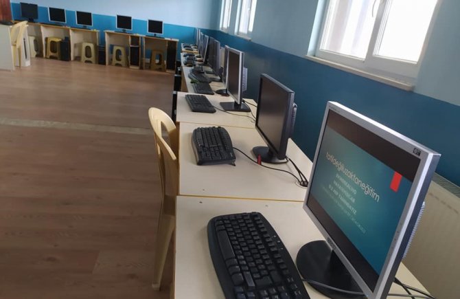 Bilişim sınıflarındaki bilgisayarlar öğrencilere veriliyor
