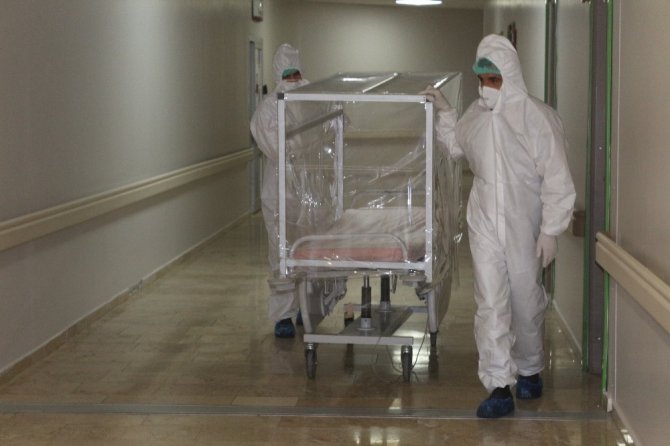Van’da sağlıkçılar mobil numune alma kabinleriyle korona virüsten korunuyor