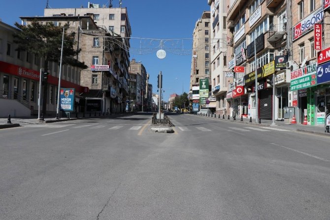 Nevşehir’de sokağa çıkma yasağı yok ama caddeler boş kaldı
