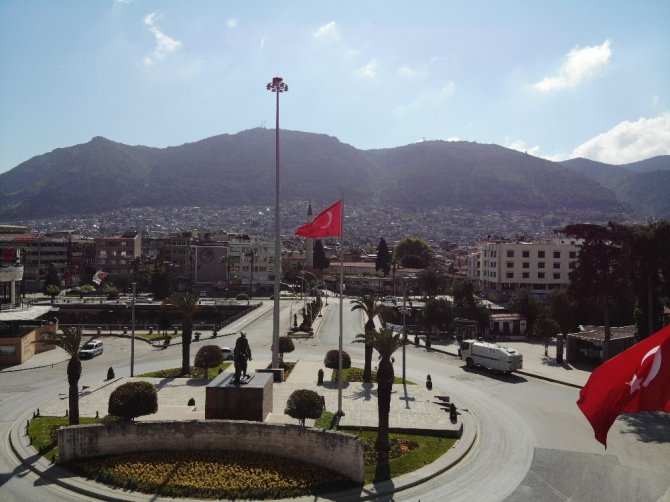 Hatay’da sokağa çıkma yasağı sonrası caddeler sessizliğe büründü
