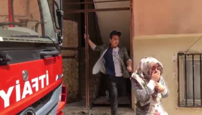 Evde çıkan yangında 2 kişi dumandan etkilendi