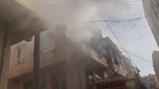 Evde çıkan yangında 2 kişi dumandan etkilendi