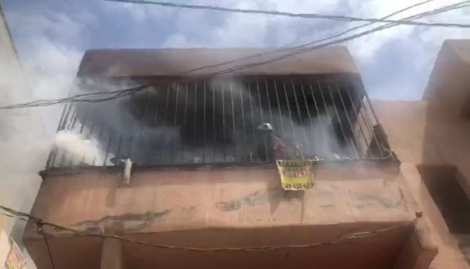 Evde çıkan yangında 2 kişi dumandan etkilendi