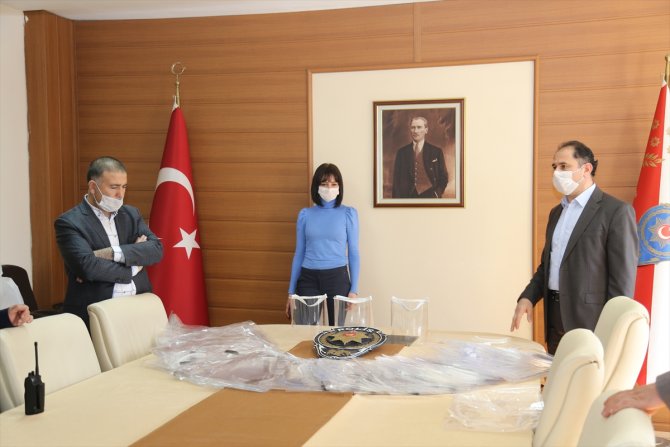 Ağrı ve Tunceli'de üretilen yüz koruyucu siperlikler polislere hediye edildi